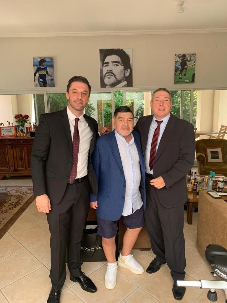 Maradona junto a Morla y Stinfale para ver a Alberto Fernandez