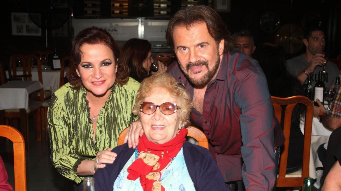 Los Pimpinela junto a su madre