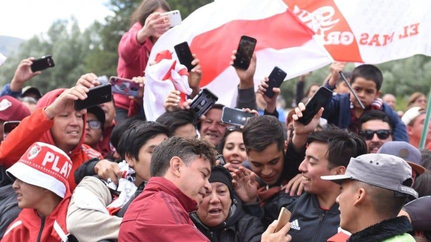 Jugadores de River con los hinchas en San Martín de los Andes