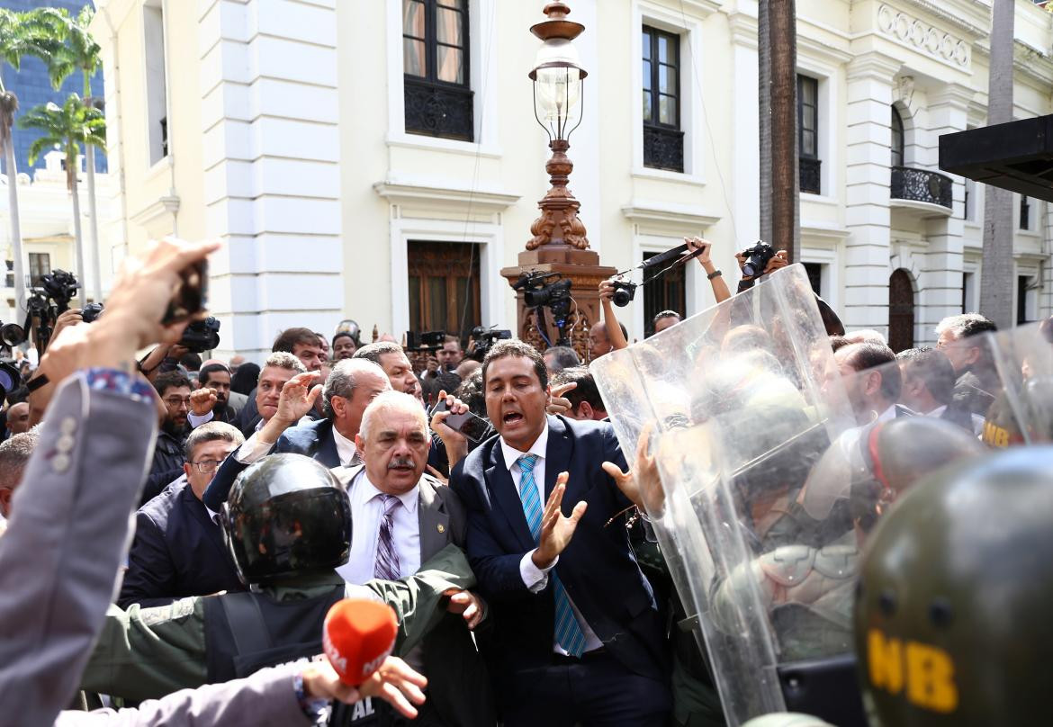 Incidentes frente al Parlamento de Venezuela, REUTERS