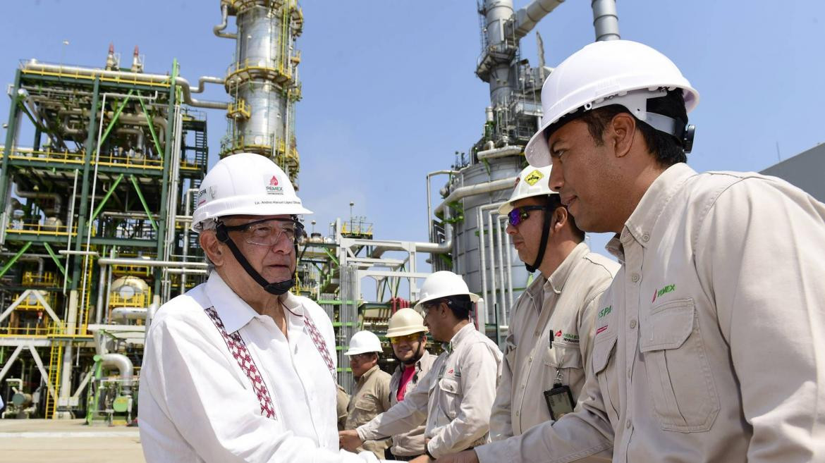 López Obrador, durante una visita a una refinería de Pemex en mayo.