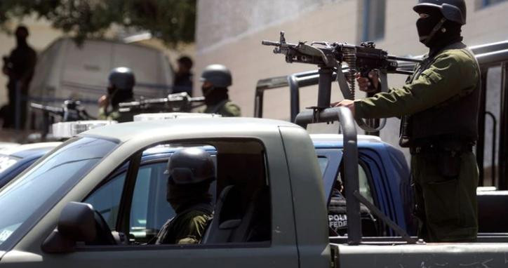 oldados hacen guardia frente a la morgue de la ciudad de Tijuana, donde se conservan cuerpos de miembros de las pandillas de narcotraficantes asesinados 