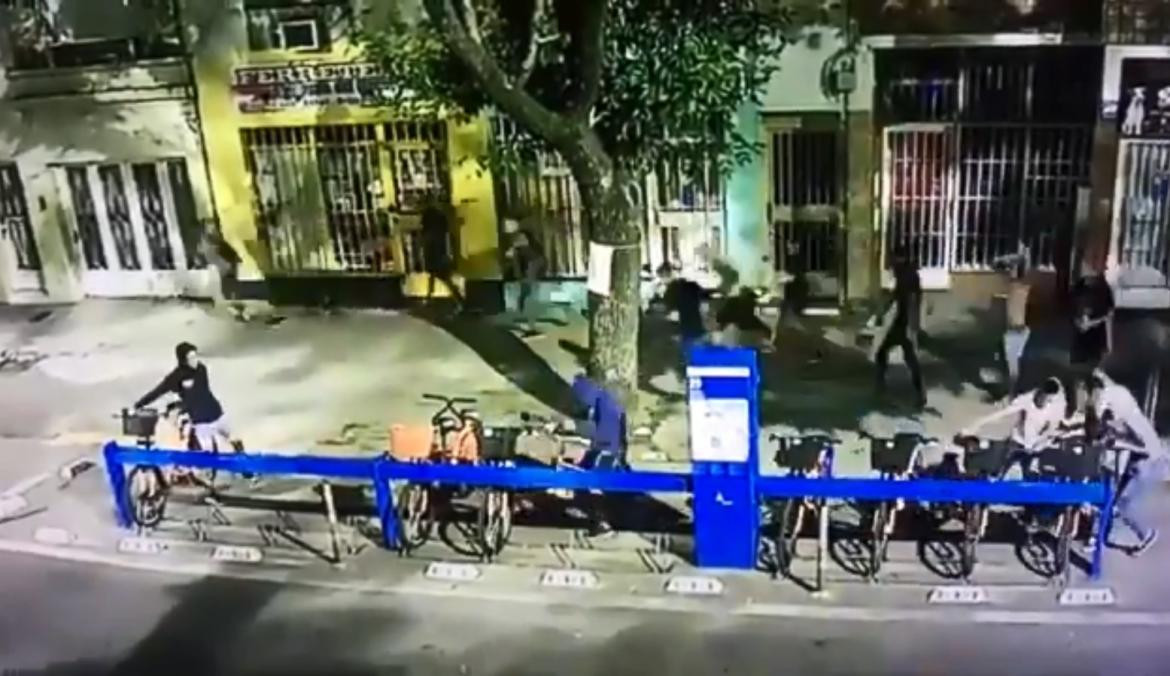 Grupo de jóvenes vandalizan puesto de bicicletas públicas