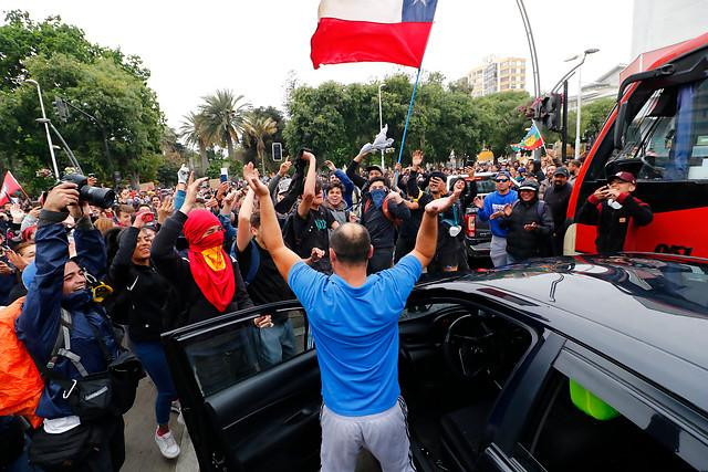 El que pasa, baila, medida sancionada en Chile