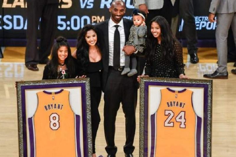 Kobe Bryant, homenajeado por Los Lakers al retirarse junto a su familia REUTERS