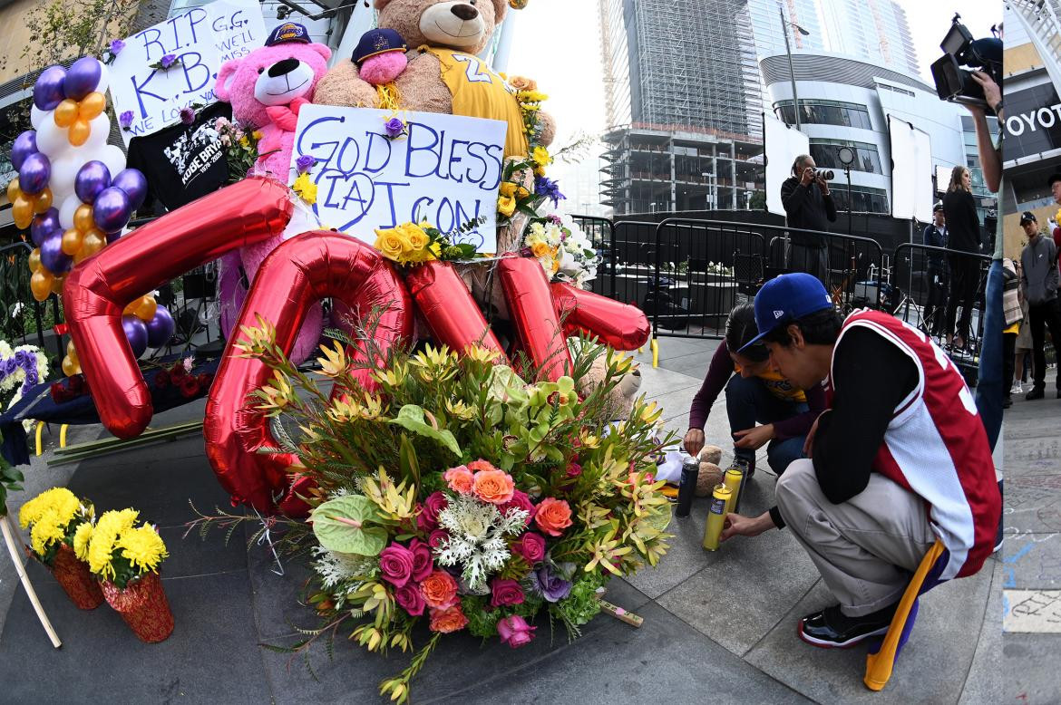 Muerte de Kobe Bryant, despedida de miles de sus fans en Los Angeles, Reuters