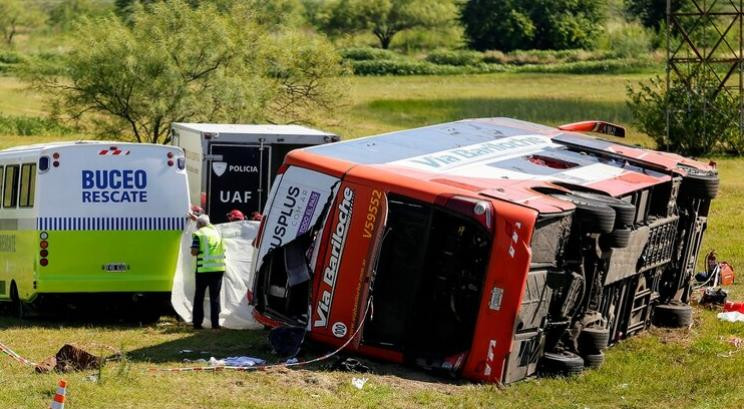 Tragedia en ruta 2, vuelco de micro