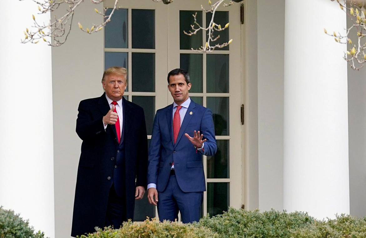 El presidente de Estados Unidos, Trump, da la bienvenida al líder de la oposición de Venezuela, Guaidó, en la Casa Blanca en Washington, REUTERS