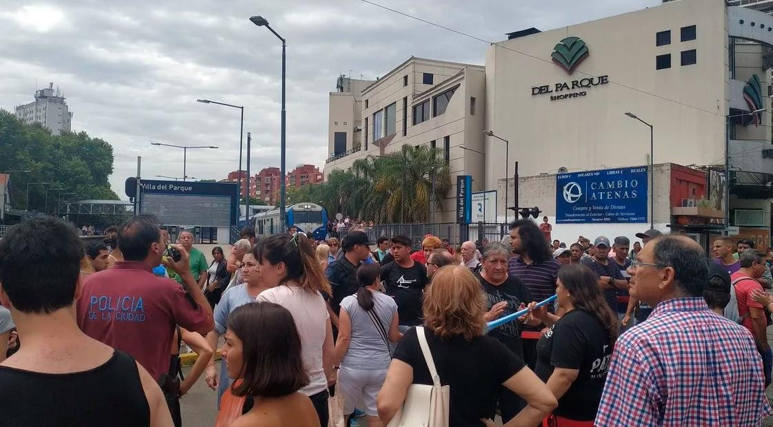 Cortes de luz en Villa del Parque: vecinos indignados cortan las vías del tren, Twitter