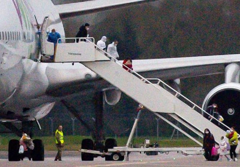 Aterrizó en el Reino Unido avión con 200 evacuados por el coronavirus