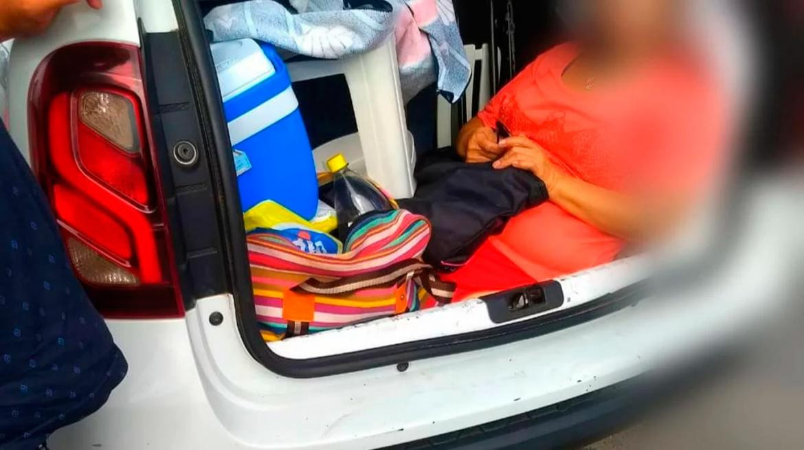 Argentino multado en Brasil, suegra en baúl de auto