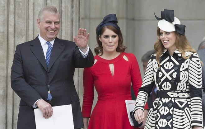 El Príncipe Andrés, la Princesa Beatriz y la Princesa Eugenia 