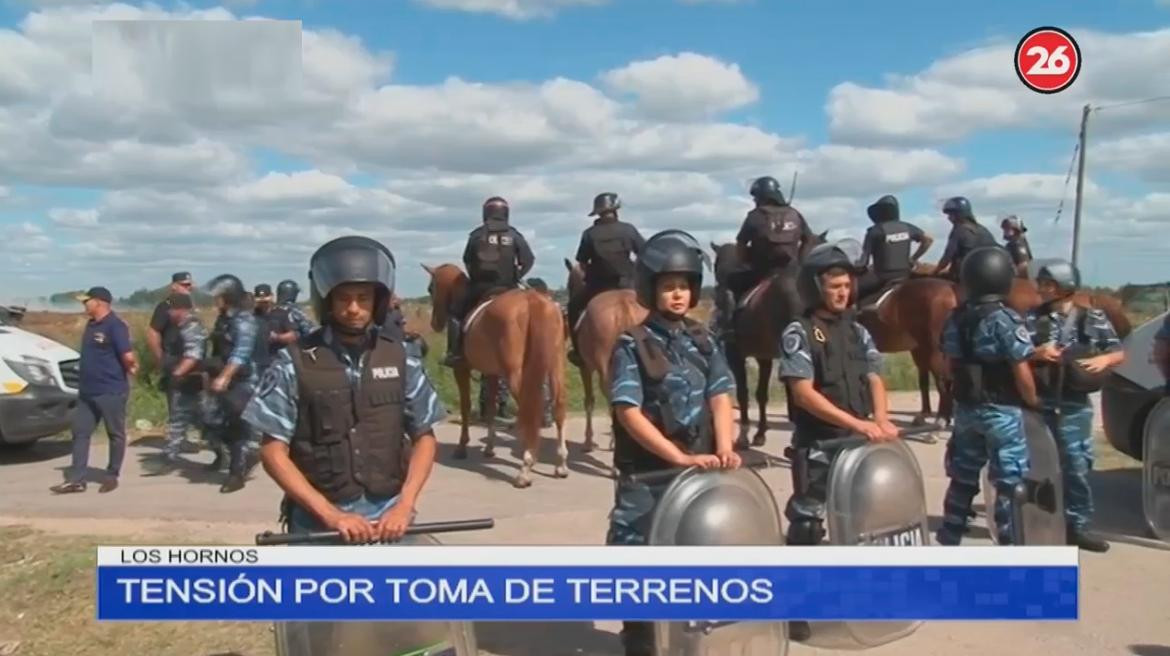 Tensión en toma de terrenos en Los Hornos canal 26	