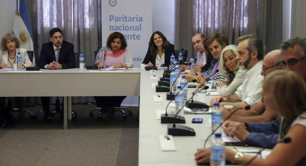 El ministro de Educación, en una de las reuniones con los gremios docentes