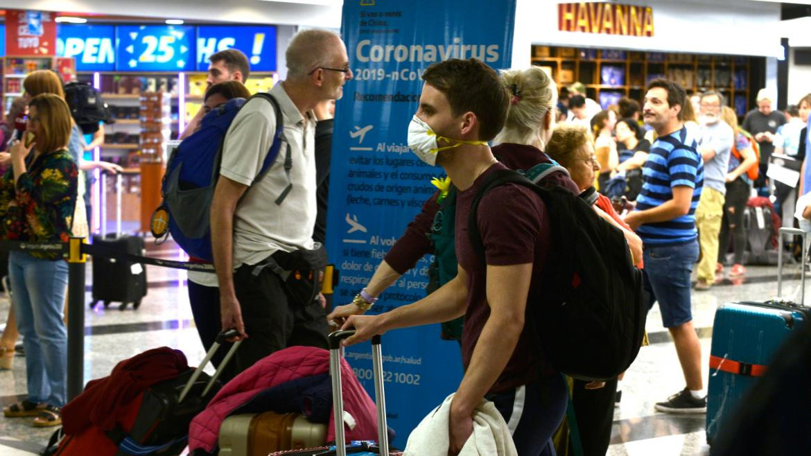 Pasajeros con barbijos por coronavirus en Aeropuerto de Ezeiza