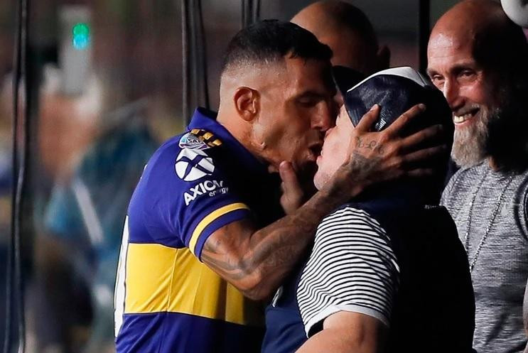 Tevez le dio un pico a Maradona, Superliga final, Boca vs Gimnasia