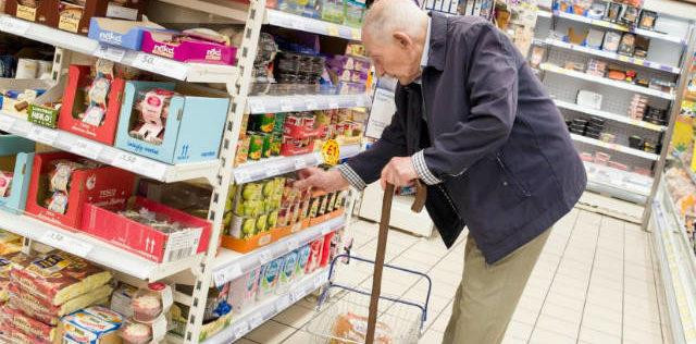 Abuelo comprando