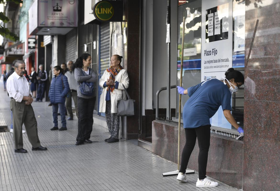 Cobro de jubilaciones, fila en bancos