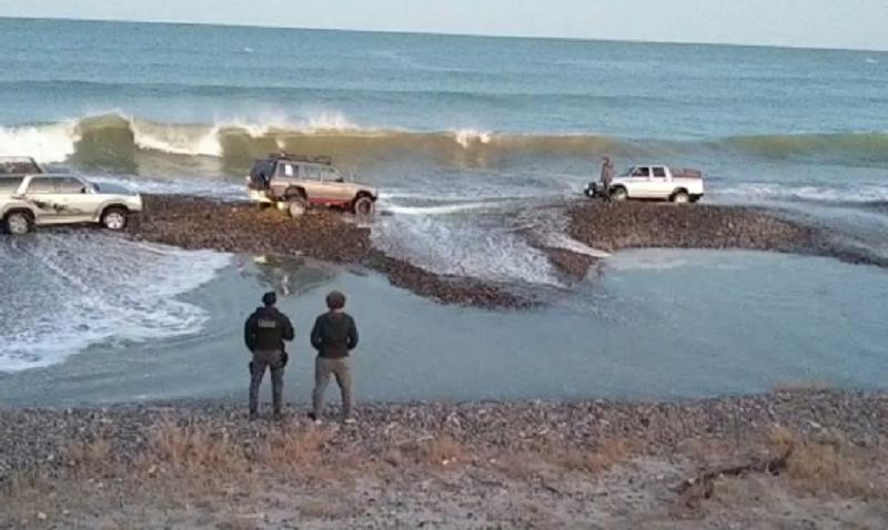 Coronavirus, Argentina, cuarentena, camioneta al mar, Comodoro Rivadavia