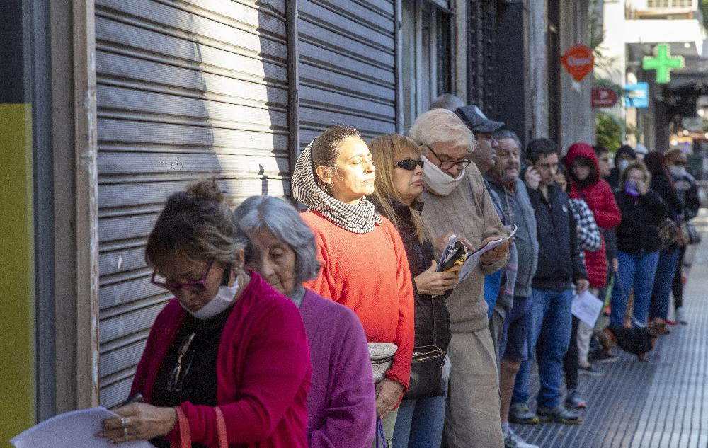 Coronavirus, Argentina, cola de gente en la calle, NA