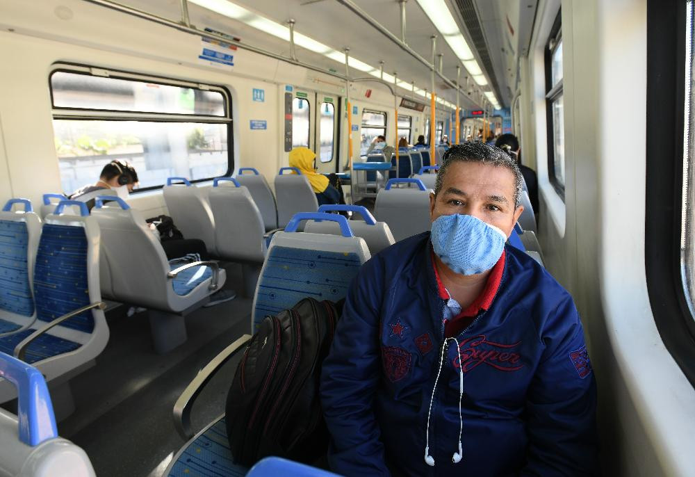 Coronavirus, Argentina, hombre con barbijo en tren, NA