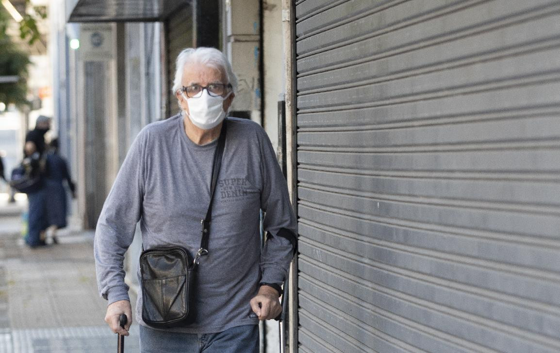 Coronavirus, Argentina, hombre mayor con barbijo en la calle, NA