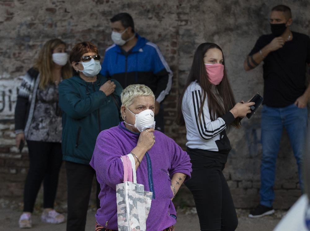 Coronavirus, Argentina, gente en la calle con barbijo, NA