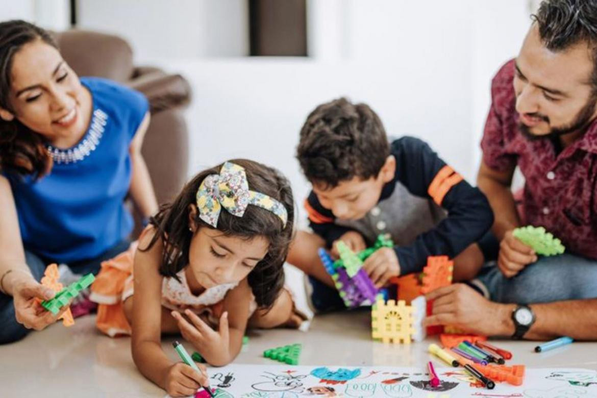 Familia jugando