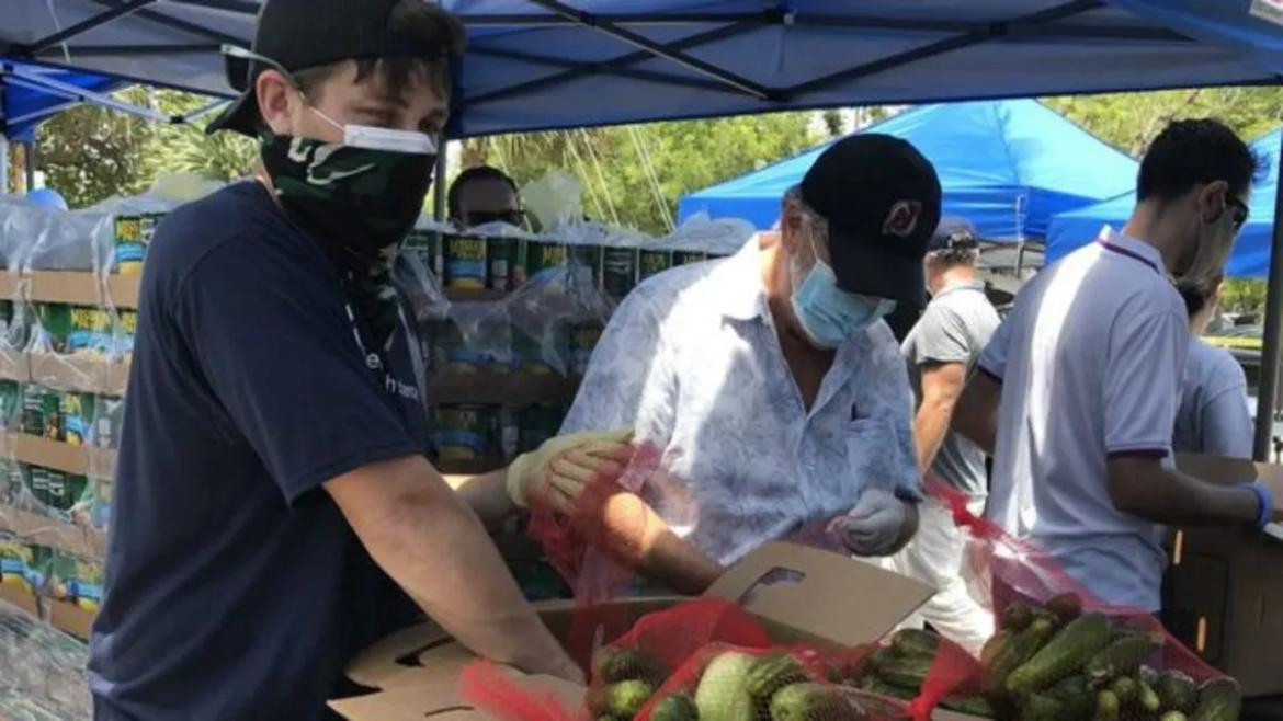 Coronavirus en Estados Unidos, Voluntarios reparten comida en Florida. Foto BBC Mundo