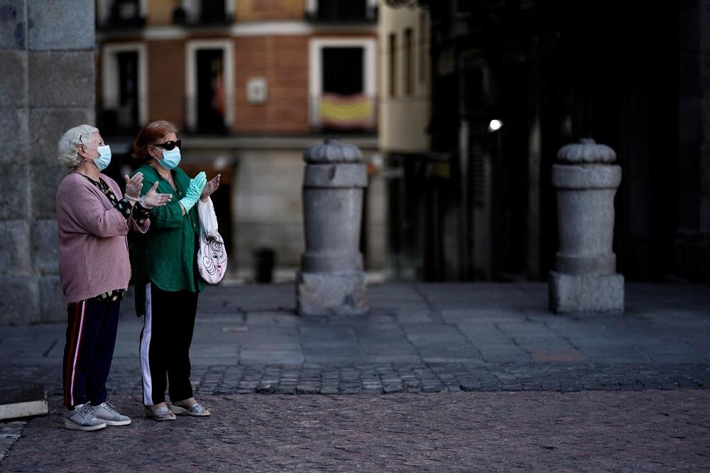 Coronavirus, España, mujeres con barbijo en la calle, Reuters