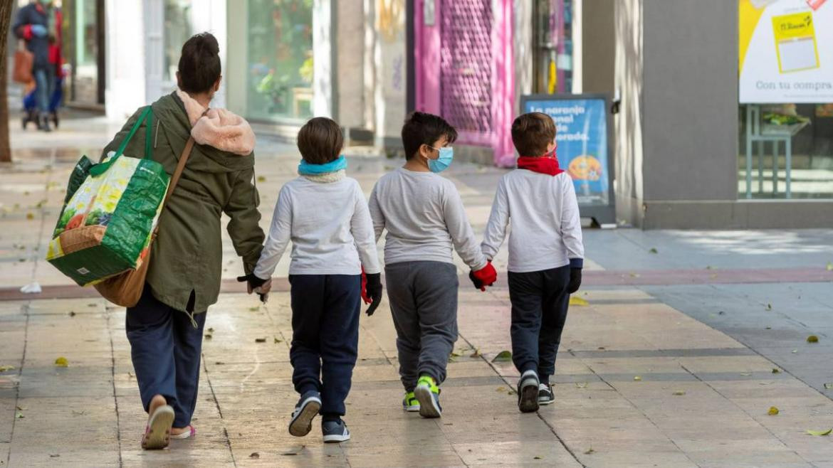 Salida de padres con niños en cuarentena