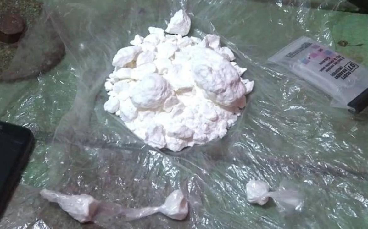 Cocaína encontrada en allanamiento, beba intoxicada