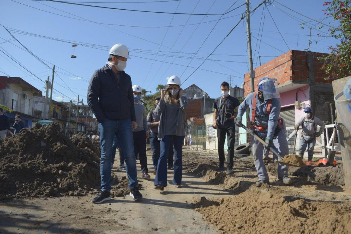 Malena Galmarini y Martín Insaurralde en obras de AYSA en Lomas de Zamora