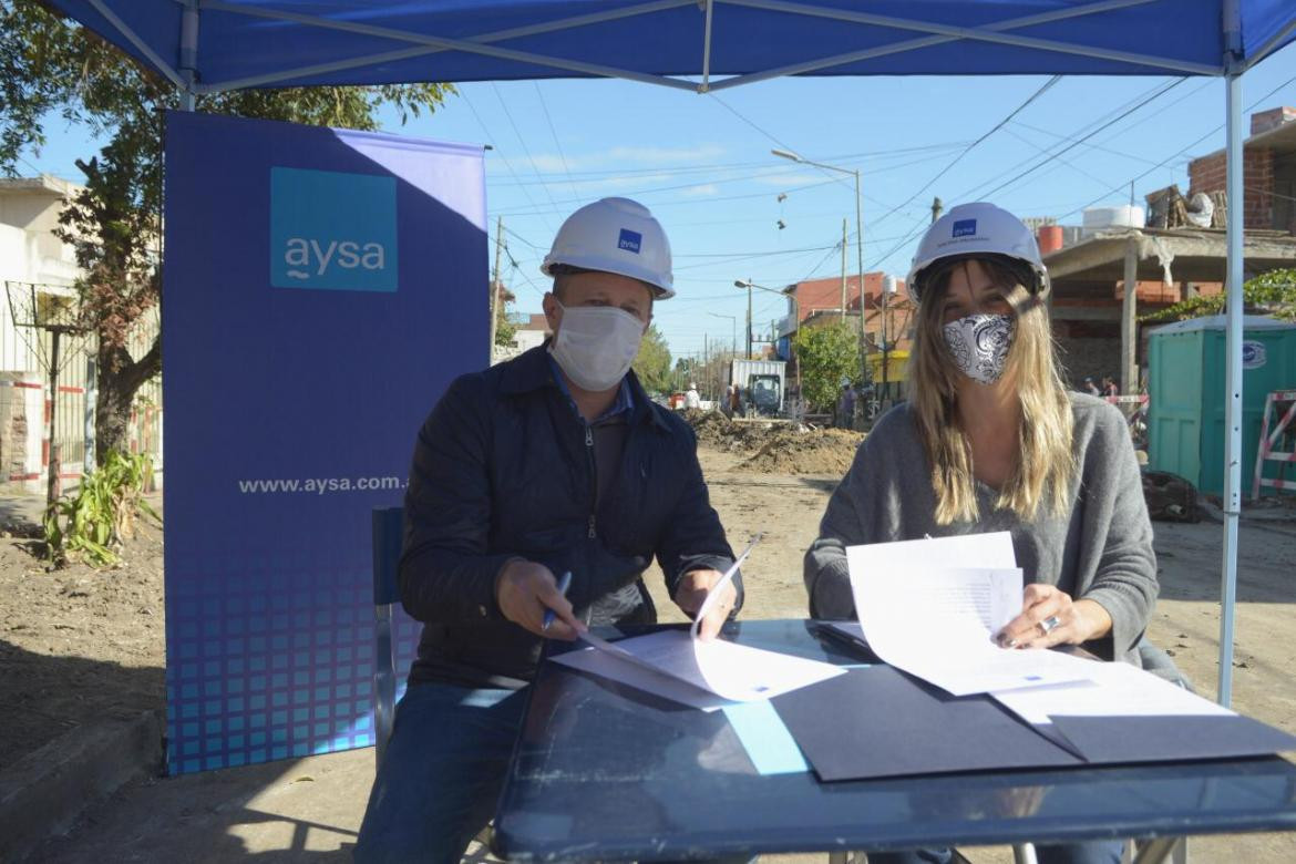 Malena Galmarini y Martín Insaurralde en obras de AYSA en Lomas de Zamora