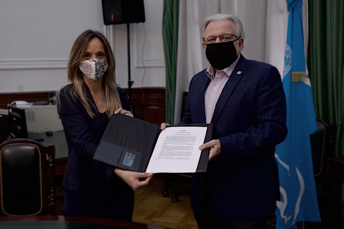 Firma de acuerdo entre Malena Galmarini y Alberto Barbieri 