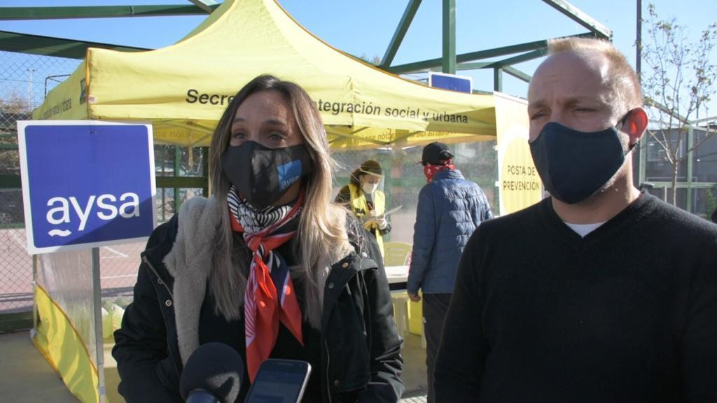 Malena Galmarini y representantes de la Ciudad en el barrio 31