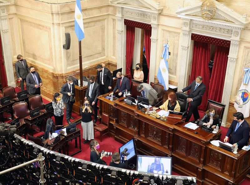 Sesión en el Senado, NA