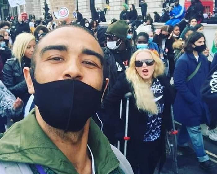 Madonna se sumó con muletas a protesta de Black Lives Matter en Londres contra el racismo	