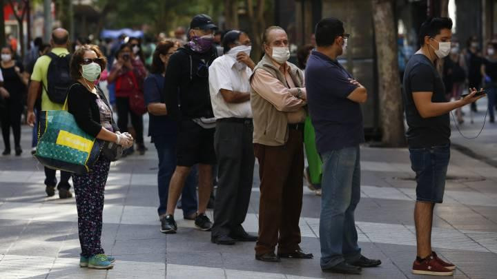 Coronavirus, Chile, fila de gente, Reuters