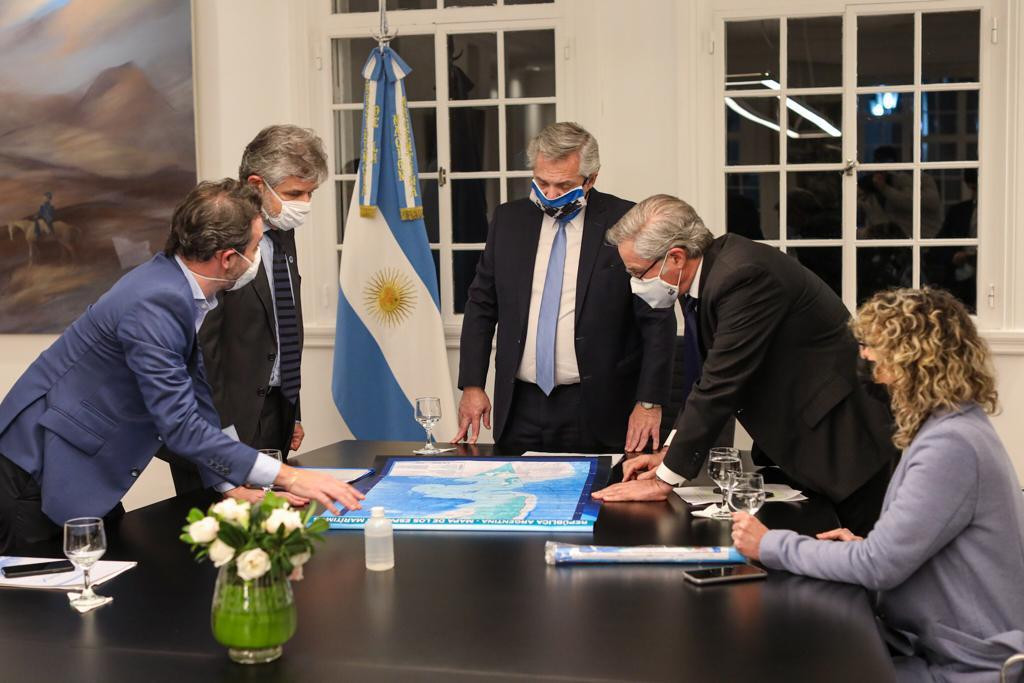 Alberto Fernández, firma proyecto por Malvinas