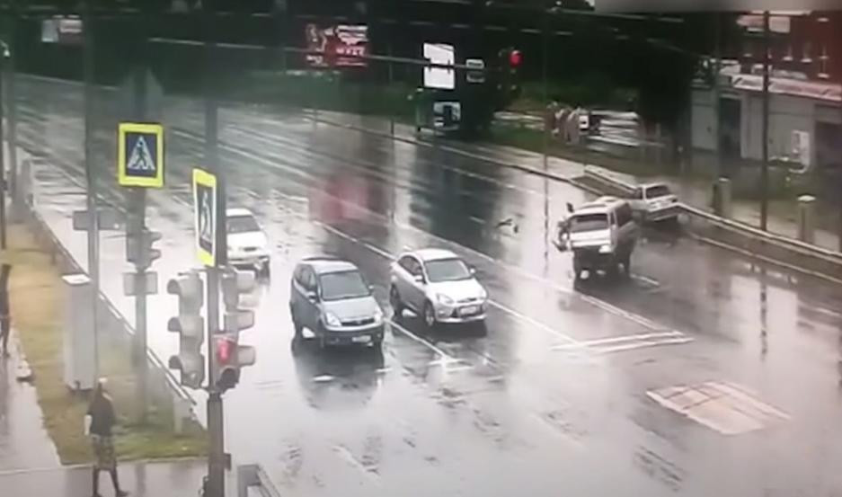 Policía salvó a niño de morir aplastado luego de un accidente de tránsito