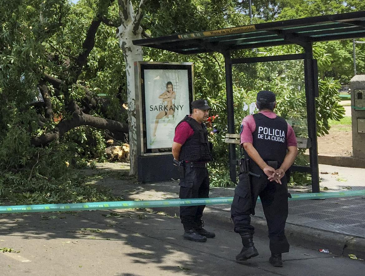 Parada de colectivos, policía, NA