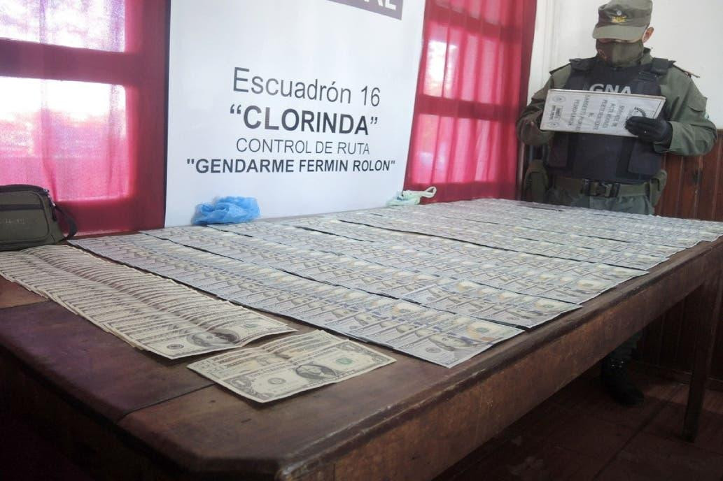 Los gendarmes decomisaron US$ 30.000 que estaban ocultos en un camión interceptado en Clorinda, Formosa