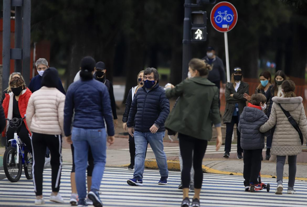 Coronavirus en Argentina, gente en las calles, pandemia, NA