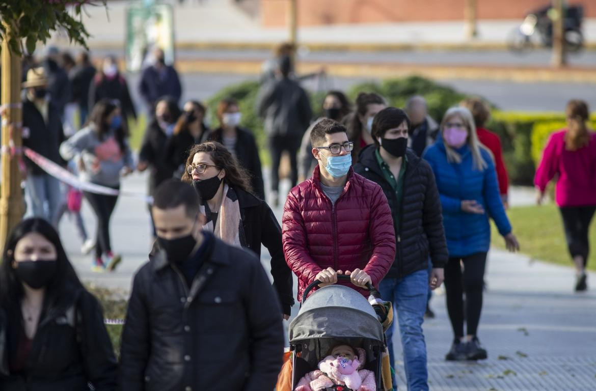 Personas paseando por Coronavirus