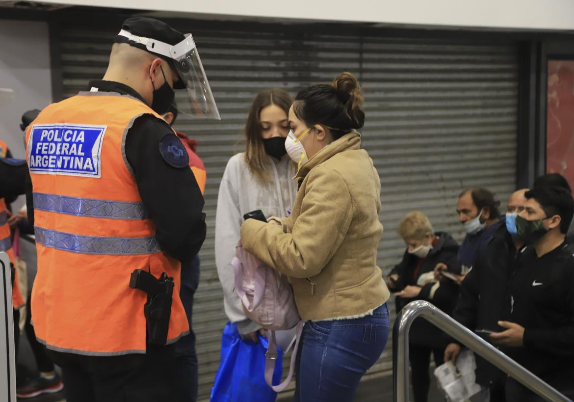 Coronavirus en Argentina, cuarentena, control policial en las calles, NA