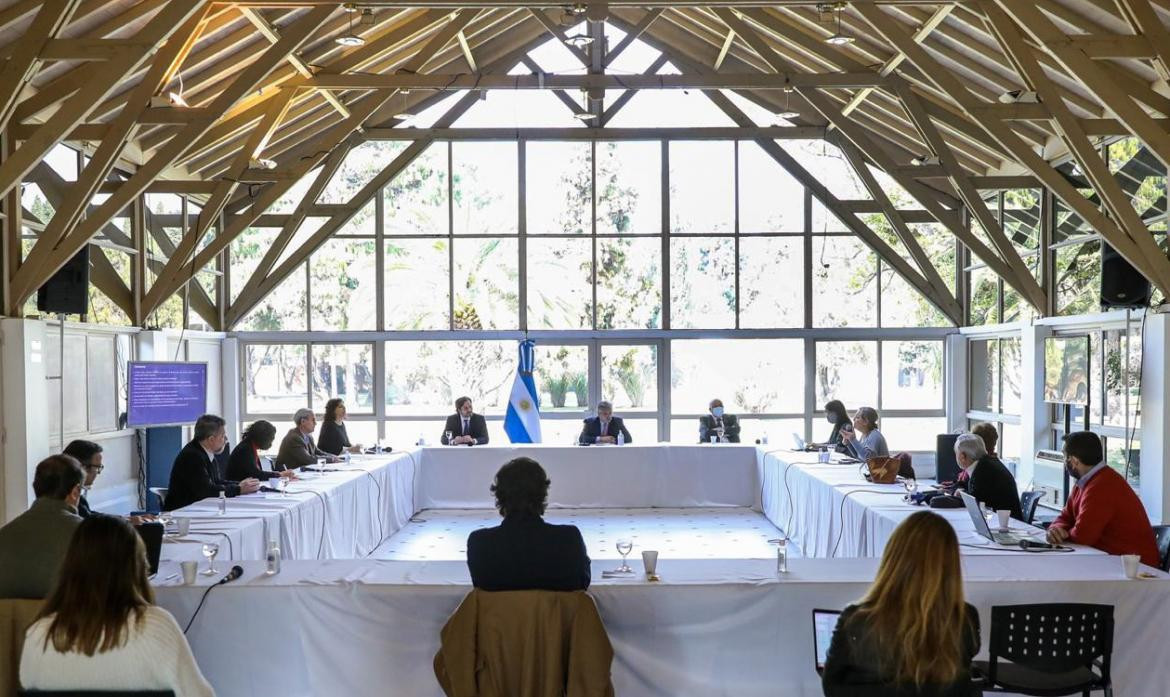 Alberto Fernández en la Quinta de Olivos, reunión con el comité de expertos, Agencia NA