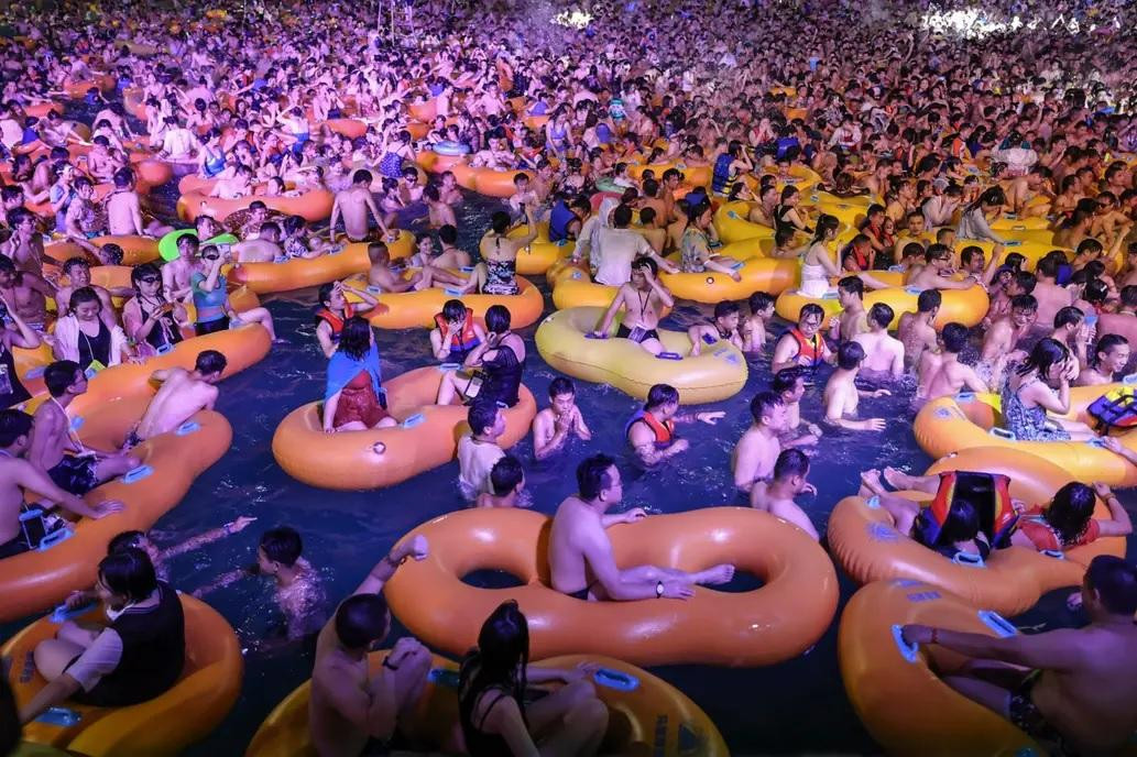 Megafiesta electrónica en una pileta de Wuhan, en el corazón de China y centro del coronavirus, Foto AFP