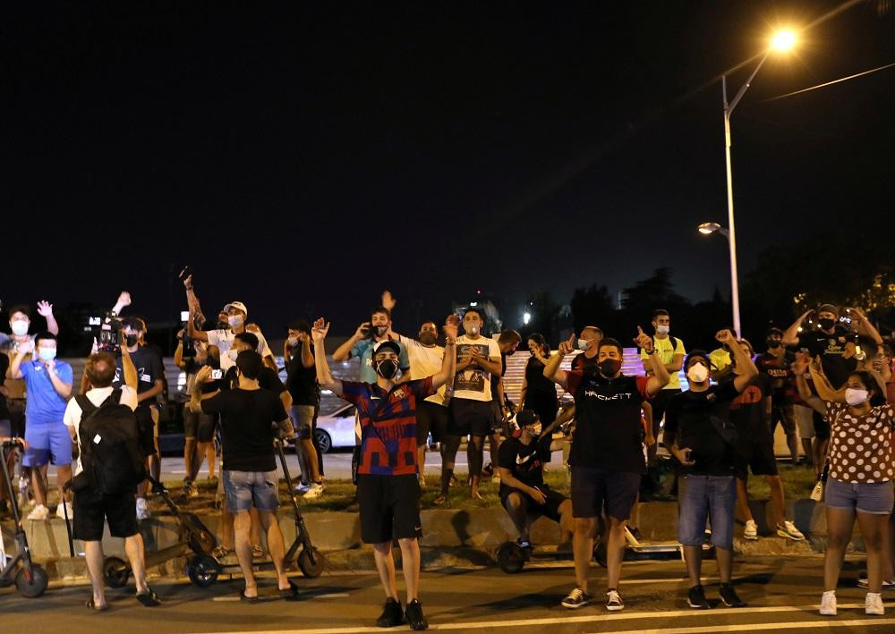 Hinchas de Barcelona apoyan a Messi y piden renuncia de Bartomeu en manifestación frente al Camp Nou, Reuters	