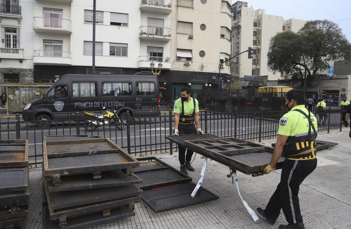 Empleados del gobierno porteño retiran las vallas que se habían instalado en el perímetro del Congreso, Agencia NA